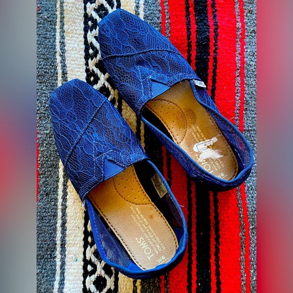Blue Lace Toms Slip on Shoes! Like New. Size 6! - Picture 1 of 6